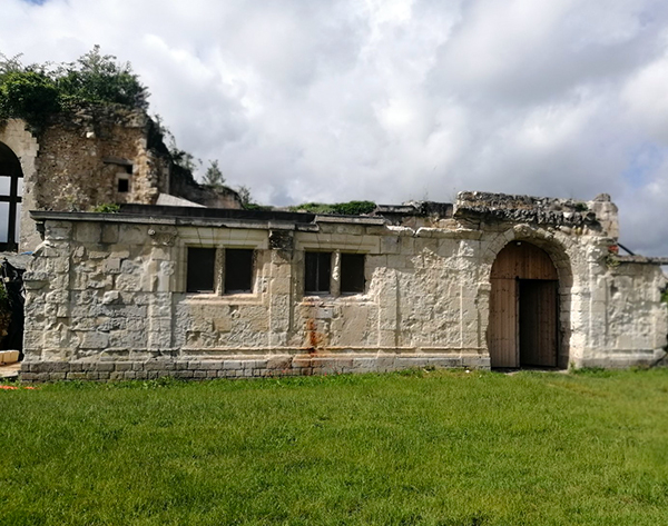 Cour du chateau picquigny visite archeologie tourisme cuisine culture